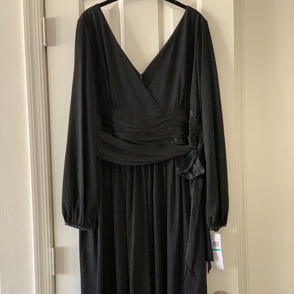 Gorgeous semi-formal dress- perfect for an evening out, cocktail or formal event - Picture 3 of 4